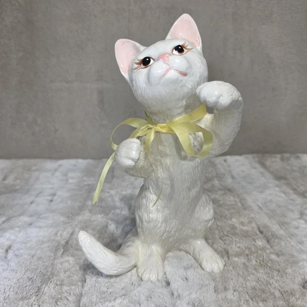 Vintage 1986 Scioto Ceramic Cats Figurine Set of 2 White Shelf Sitter Playful